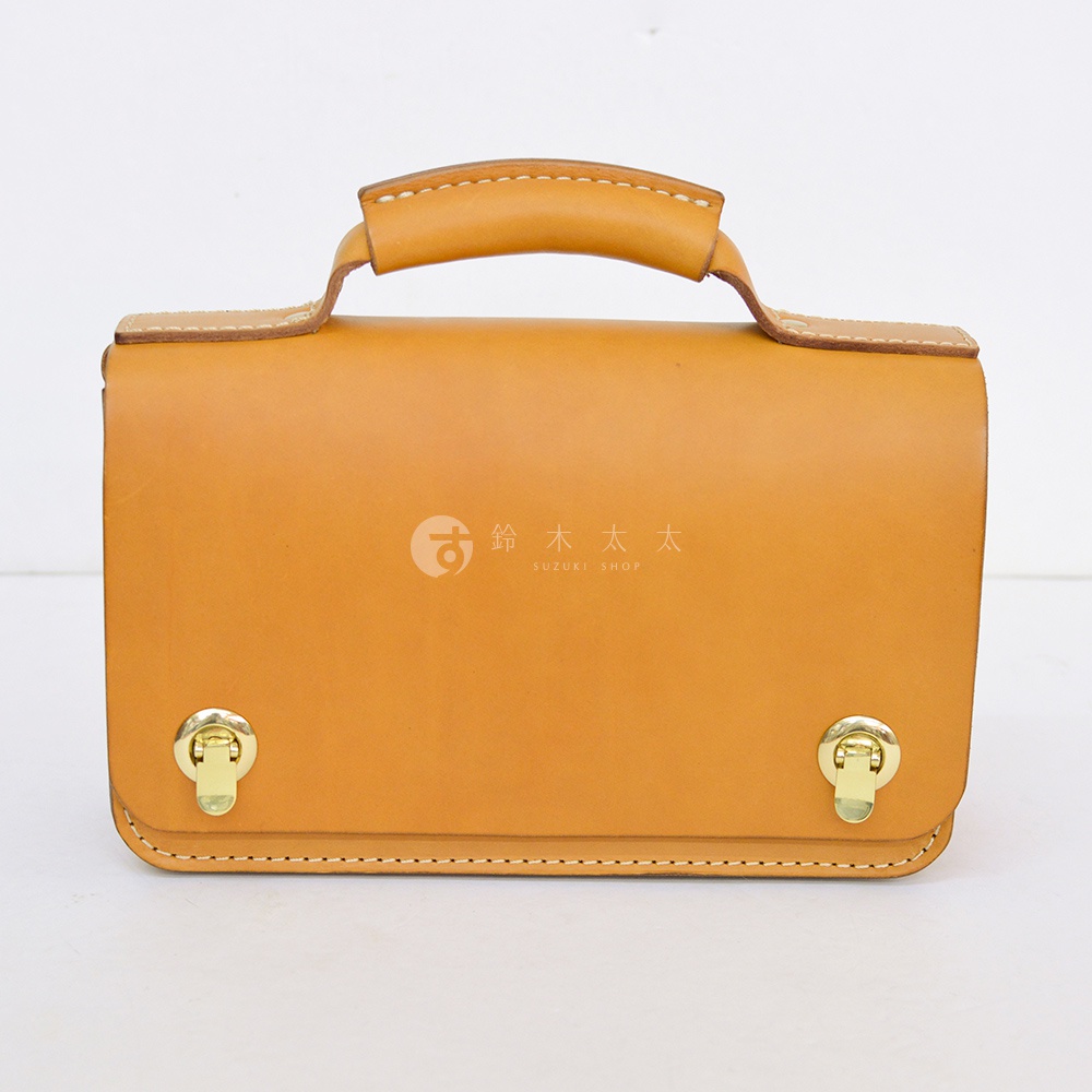 職人手作淺棕色皮革迷你單肩包，配有頂部提把和前後雙扣設計。