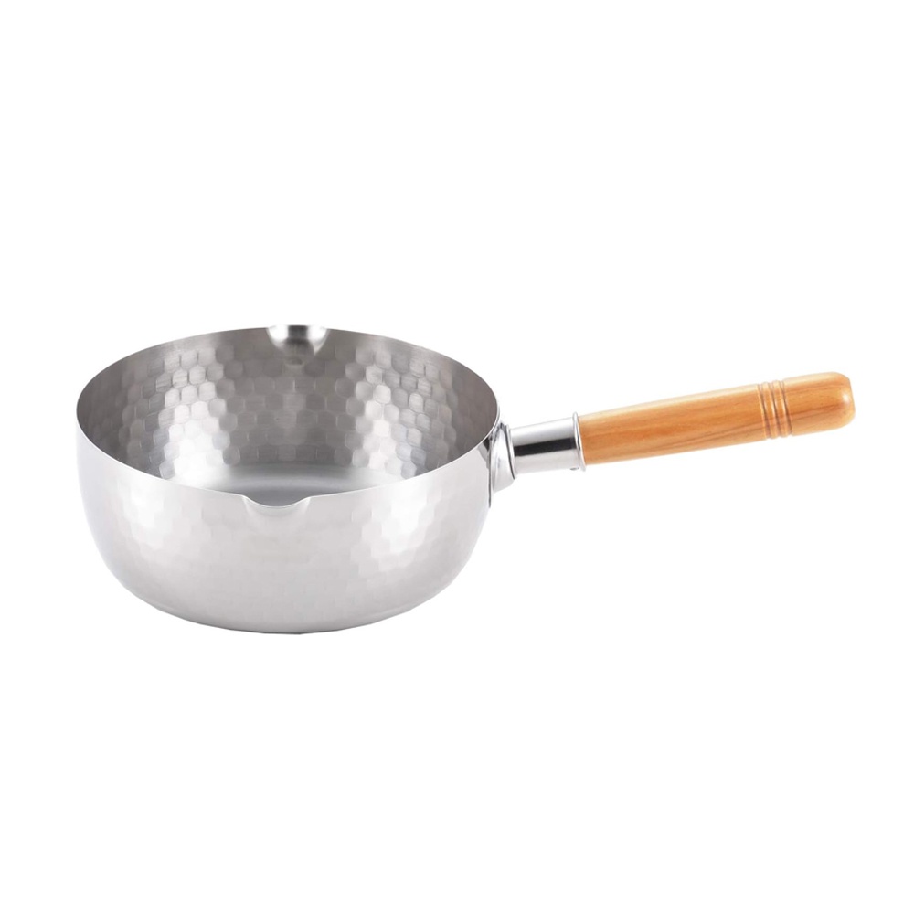 不鏽鋼單柄雪平鍋，鍋身呈圓弧形，帶有蜂巢狀紋理，鍋緣有兩個簡易的傾倒口。鍋柄為木質，呈淺棕色，有防滑的刻紋。