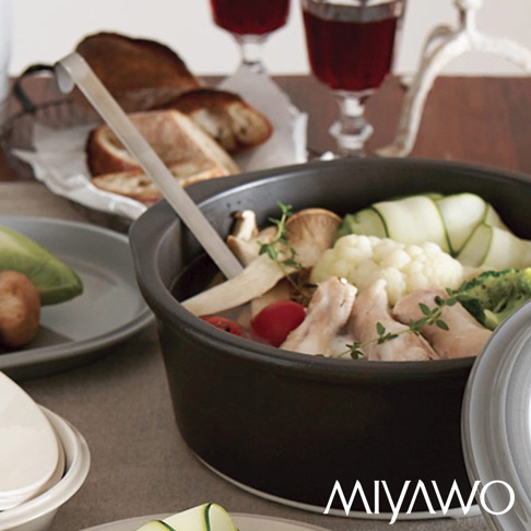 IH系列7號耐溫差和風陶土湯鍋，內有雞肉、花椰菜、櫛瓜、香菇、番茄等食材，湯鍋為灰白色系，並配有湯勺。