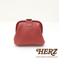 紅色職人手作皮革口金化妝包，簡約設計，材質柔軟，包身帶有經典的口金開合，精緻縫線。