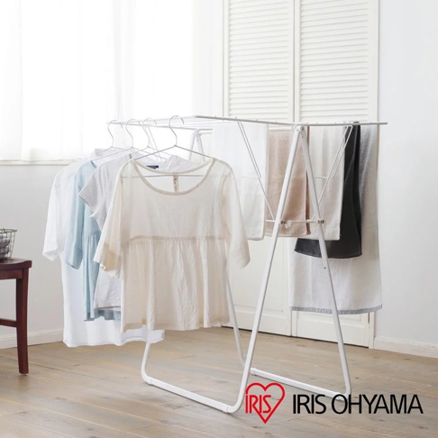 白色金屬蝴蝶式曬衣架 NRMH-800F，架上掛有淺藍色、白色、米色和深灰色衣物及毛巾。