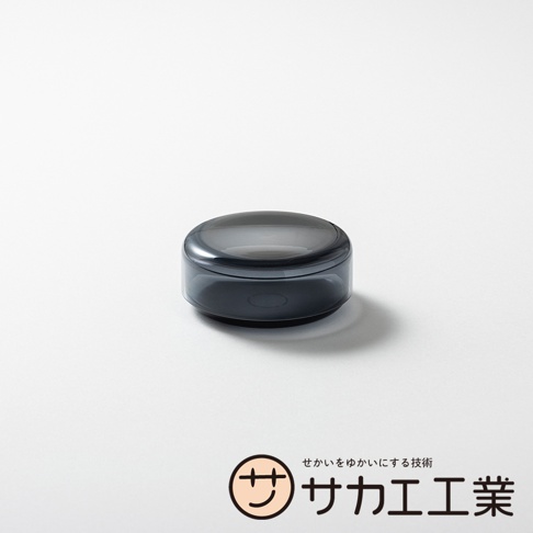 SAKAE 提供的灰色透明碗，碗蓋上有日文標誌。
