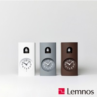 三款書本型布穀鳥報時鐘，分別為雪白、灰色和咖啡色，皆有布穀鳥造型和圓形時鐘面盤，簡潔設計。