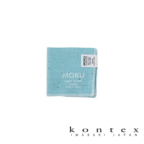 MOKU超速乾輕薄吸水小方巾，淺藍色，100%純棉材質，尺寸28x28公分，織有MOKU品牌標誌，邊緣縫線整齊。