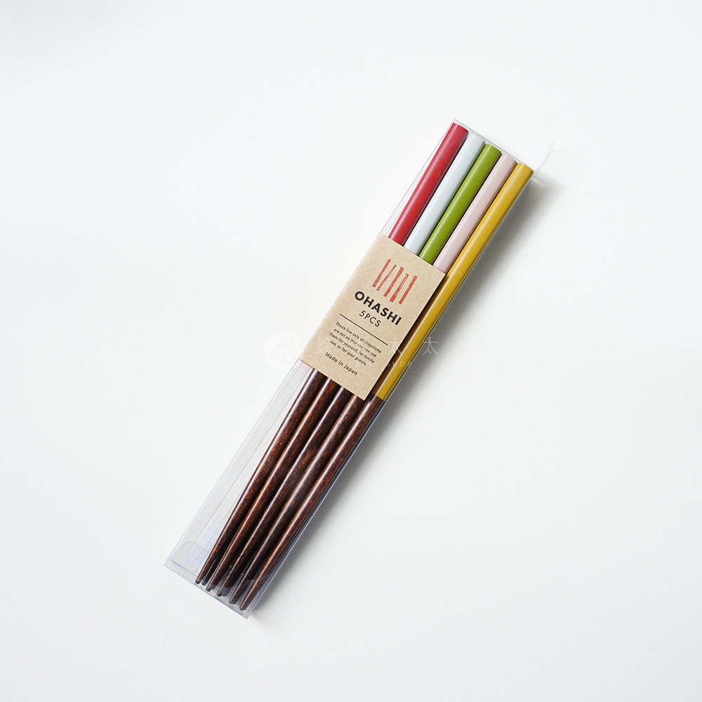 一盒裝有五雙木質筷子，每雙筷子末端有不同顏色（紅、綠、白、粉、黃）。筷子整體呈深棕色，木質紋理清晰可見，包裝透明。