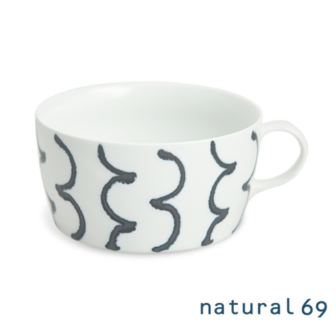 一個白色陶瓷湯杯，杯身外側有手工繪製的黑色波浪圖案，配有一個單耳把手。