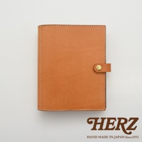 職人手作皮革A5手帳/記事本書套，淺棕色皮革，縫線整齊，設有金屬釦帶，簡約設計。