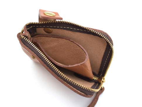 職人手作皮革獅鬃風拉鍊短夾，採用棕色皮革製作，拉鍊為金色，內部有兩個隔層，附有金屬按扣。