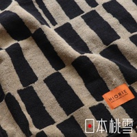日本桃雪品牌SOLU戶外格紋棉柔2WAY連帽浴巾，標籤上印有HIORIE TOWEL FACTORY IN JAPAN字樣。