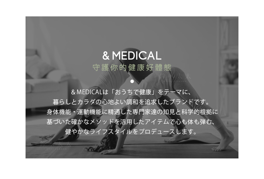 兩位女性在瑜珈墊上做著運動，其中一位擺出下犬式，另一位擺出類似平板支撐的動作。背景為模糊的室內空間，整體色調為黑白。