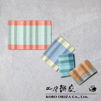 四款今治格紋手帕，以珊瑚粉、淺綠、淺藍、淺黃等色調呈現，採用條紋與格紋設計，材質觸感細緻，適合日常使用。