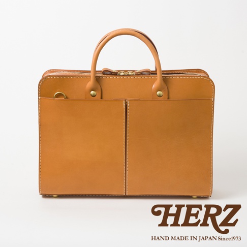 職人手作咖啡色皮革雙口袋兩用商務公事包，設有頂部提把、拉鍊開口及兩個對開式外口袋，簡約設計。