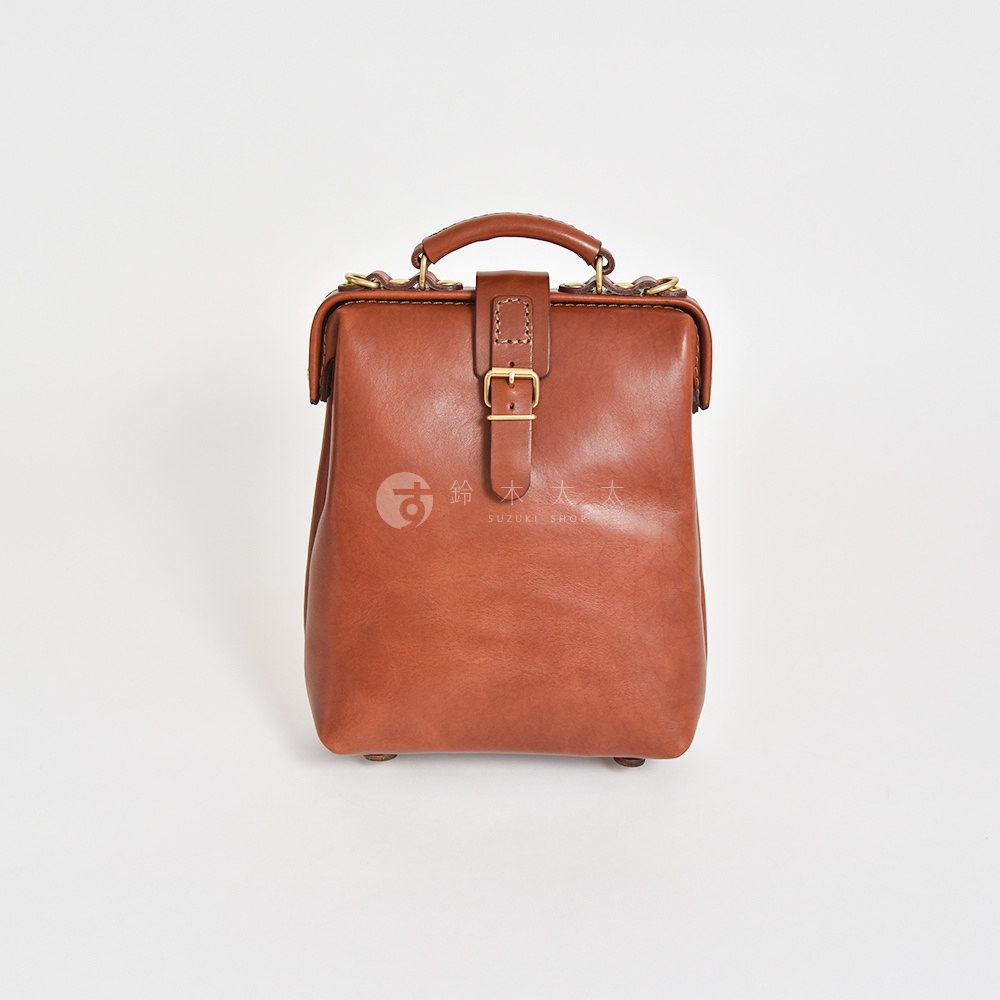 棕褐色皮革迷你軟皮包，復古醫生包造型，帶有金色搭扣和提把。