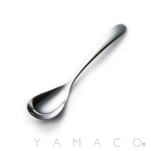 一只光滑的銀色不鏽鋼湯匙，底部有品牌標誌 YAMACO