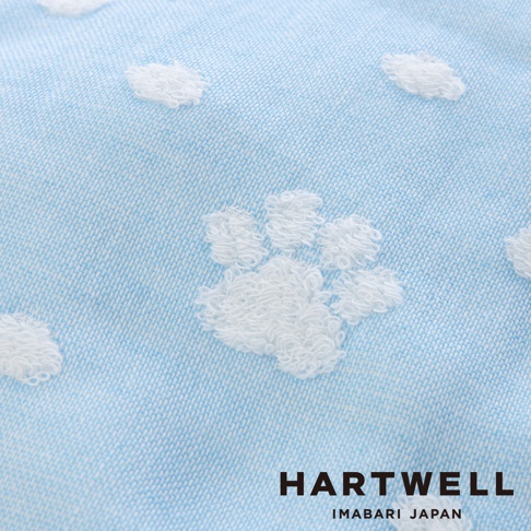 淺藍色棉質毛巾，表面繡有白色立體小腳印圖案。