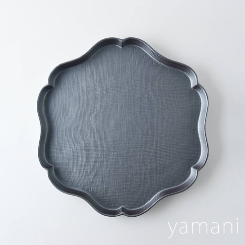 深灰色美濃燒花型主食盤，盤面帶有細緻的紋理，邊緣為波浪狀的輪廓。