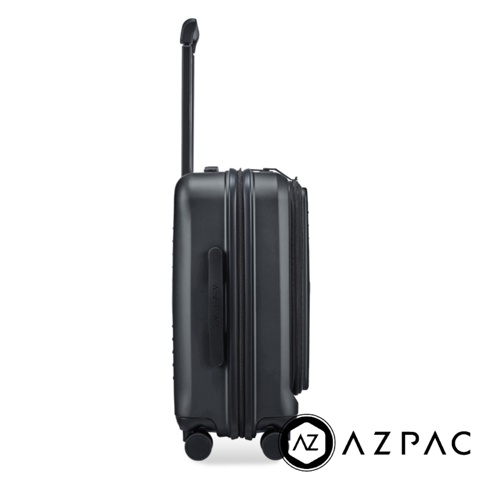 側面視角的黑色 AZPAC 二十吋前開口煞車行李箱，行李箱表面呈現霧面質感，設有側邊手把與延伸的拉桿，底部配備黑色滑輪，整體造型簡約俐落，右下角標示品牌名稱。