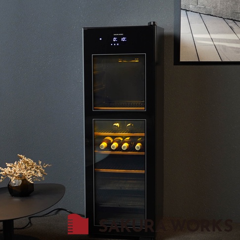 SA38 0℃ 雙溫酒櫃，黑色鏡面外觀，上方有數位溫控顯示，下方玻璃門內層架上擺放著多瓶酒，整體簡潔現代。