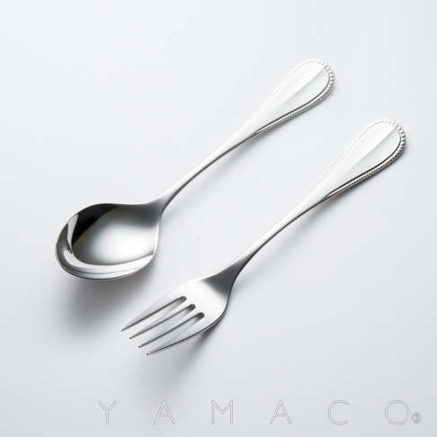 一組不鏽鋼餐具，包含一把湯匙和一把叉子，兩者皆為銀色金屬材質，手柄處有精緻的珠狀邊緣裝飾。