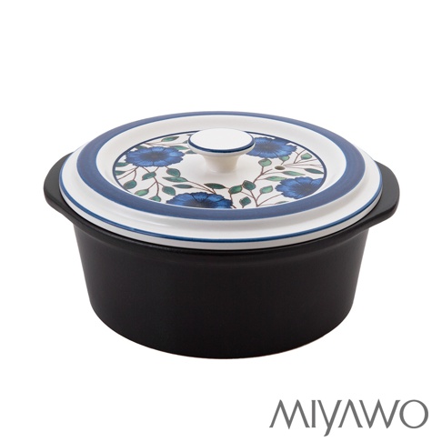 黑色陶土湯鍋，鍋蓋中央有藍色花卉與綠色葉片圖案，鍋蓋邊緣為藍色與白色條紋，鍋身兩側有黑色把手。