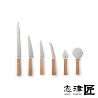 morinoki 軟起司刀具組，包含鋸齒長刀、平刃刀、小鋸齒刀、尖頭刀及披薩滾輪刀，皆為不鏽鋼刀刃搭配木質手柄。