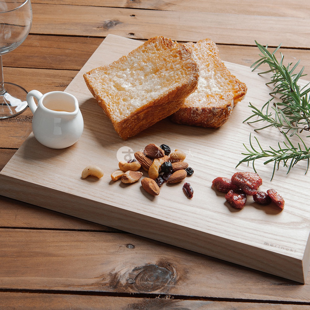 morinoki 榆木砧板-S 上擺放著兩片烤得金黃的吐司、一小碟蜂蜜、綜合堅果和蔓越莓乾，搭配一株迷迭香，整體呈現日式簡約風格。