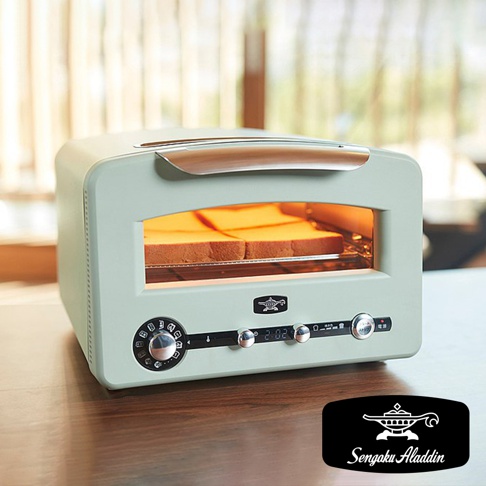 復古簡約白多用途烤箱，內有四片正在加熱的吐司，烤箱配備銀色提把、黑色控制面板，上面有旋鈕、按鈕和數位顯示螢幕。