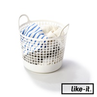 白色塑膠圓形洗衣提籃，網格狀簍空設計，附有兩個提把。籃內裝有藍白條紋毛巾及白色毛巾。