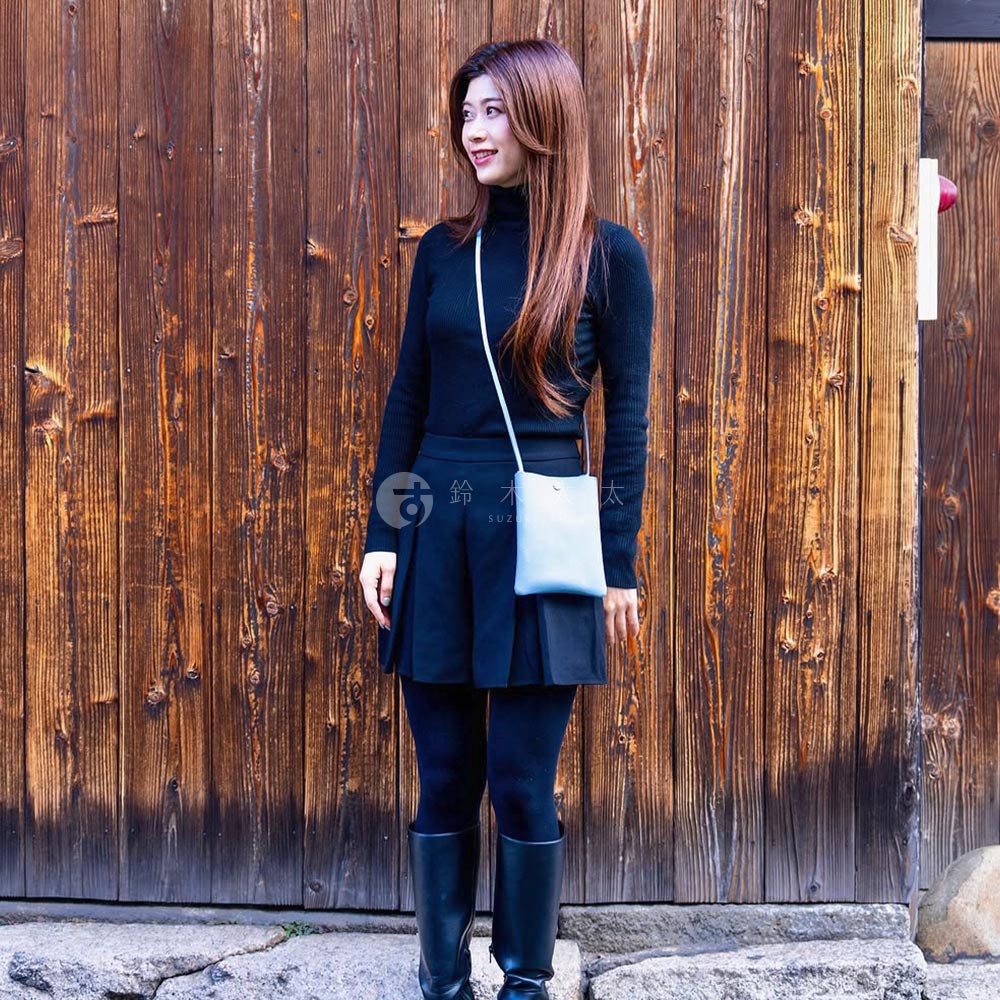 淺藍色皮革製京都職人手作隨身手機包，附有同色細長斜背帶，包款設計簡約，適合日常攜帶。