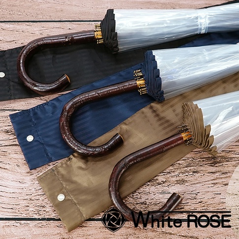 職人高級樺木透明傘，展示三把傘，傘面為透明材質，傘柄為深棕色彎曲樺木，搭配黑色、海軍藍及卡其色條紋傘套，傘骨細節與金屬件清晰可見。