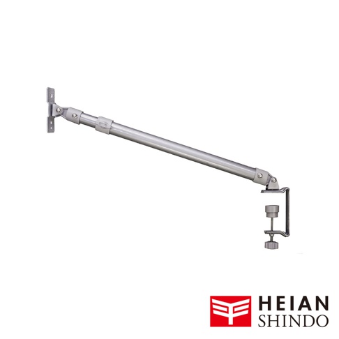 銀色金屬製電視防傾倒固定架，包含一個可調節長度的金屬桿，一端有固定於牆面的金屬支架，另一端則為夾具，可固定於桌緣或平面。