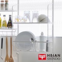 白色三層收納架，架上擺放有調味料瓶、玻璃杯、盤子、碗、餐具及清潔用品，架子上方還有掛鉤。