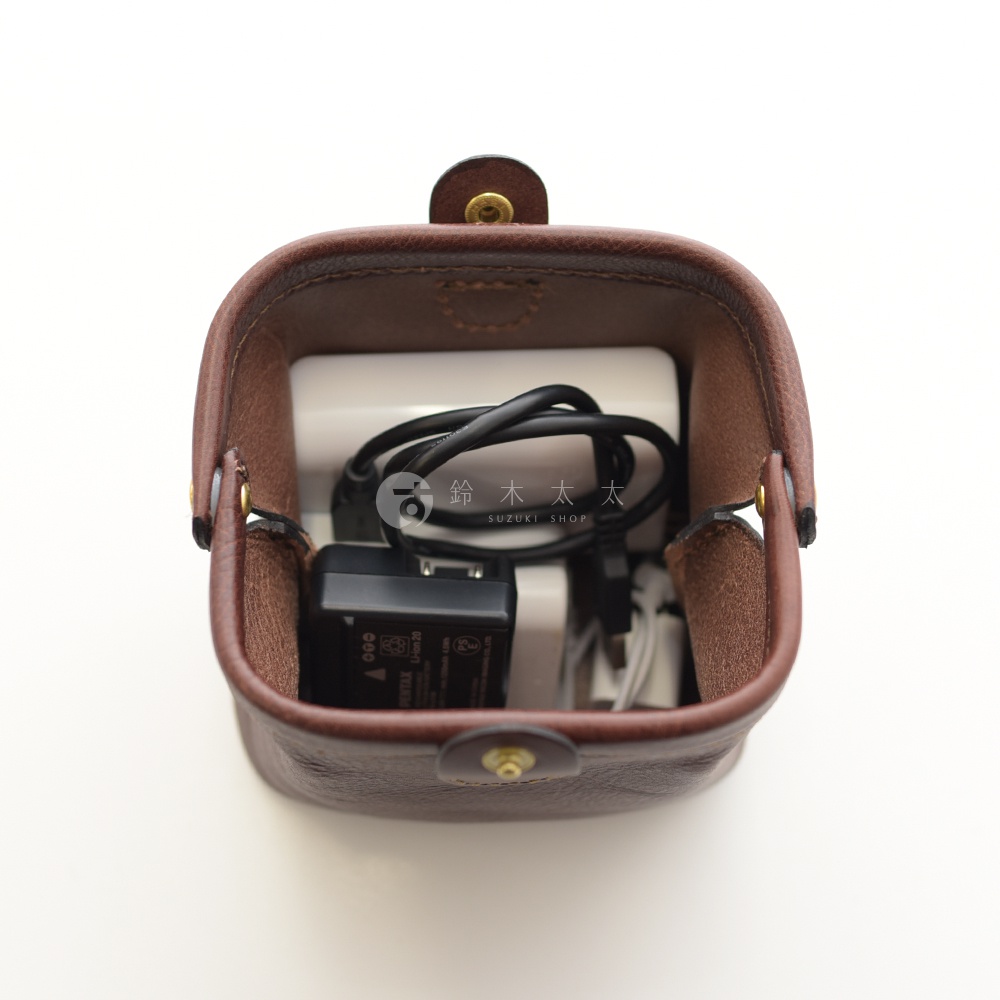 職人手作皮革口金化妝包 KF-143 M，棕色皮革，包內有充電器及線材。