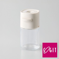 一個米白色塑膠蓋與透明玻璃瓶身的定量灑鹽罐，瓶蓋上印有「SALT」字樣，側邊有按壓開關。