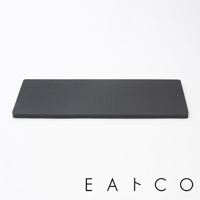 日製39公分黑色長方形砧板，表面有細緻的紋理，邊緣為圓角設計。