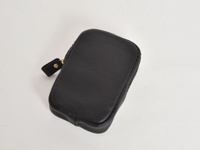 黑色皮革菸盒收納包，方形設計，附有拉鍊開合及皮革拉環，材質柔軟，質感佳。