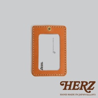 職人手作皮革直式證件識別夾，咖啡色皮革，有車縫線裝飾，頂部有掛孔，中間為透明識別窗。