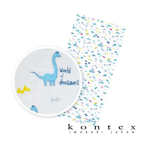 二層紗嬰兒毯，白色底布印有藍色長頸龍圖案及「World of dinosaurs」字樣，另有黃色三角形及多色小恐龍圖案散佈其間。