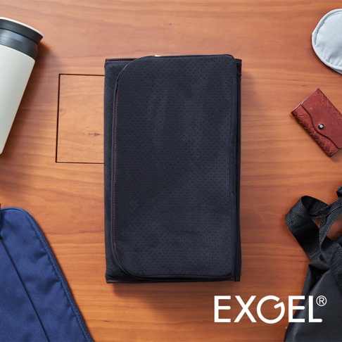 深黑色行動折疊腰靠坐墊，表面有細小透氣孔，邊緣有紅色縫線，展開後可作為坐墊或靠墊使用。