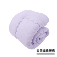 一床淺紫色、帶有舒芙蕾紋理的四季被，材質輕盈蓬鬆，中間棉填充，適合全年使用。