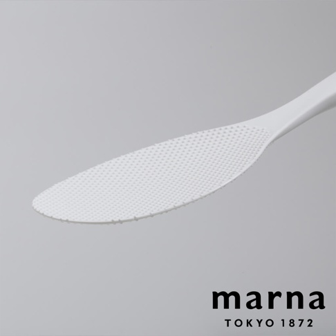 marna TOKYO 1872 品牌標誌旁為一個白色紋路飯匙的特寫