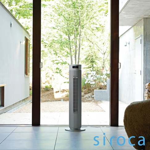 一支銀色直立式循環扇，搭配白色底座，頂部有灰色觸控面板顯示數字「20」，置於室內落地窗前。