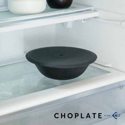 CHOPLATE BOWL沙拉碗，黑色，圓形，帶有蓋子，放置於冰箱層架上。