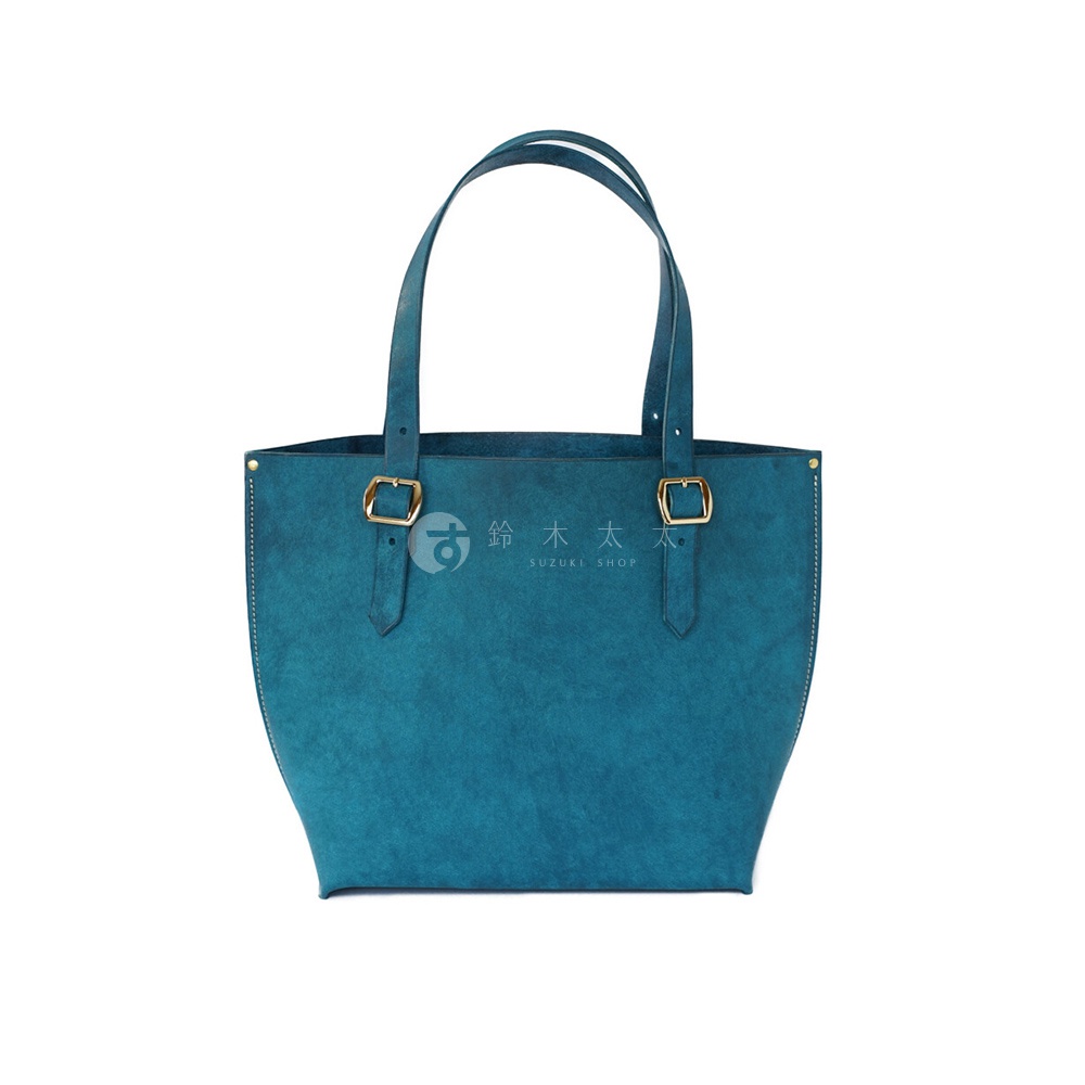 北海道KASANE職人手作義大利Margot皮革托特包，藍綠色，側面有可調節的皮帶和金色釦環，正面印有品牌標誌及SUZUKI SHOP字樣。