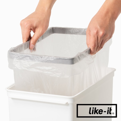 雙手將透明垃圾袋套入白色垃圾桶的灰色邊框，垃圾桶為寬版設計，垃圾袋邊緣部分露出。