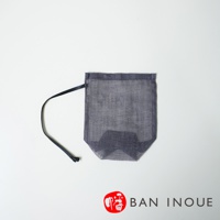 灰色蚊帳布製收納袋，網狀材質，帶有黑色束繩，適合收納蔬果。