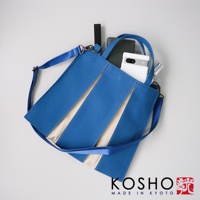 京都職人手作ougi棉帆布兩用扇形托特包，此款為藍色，包身飾有米白色斜條紋設計，使用堅韌的棉帆布材質。包包內可見手機、筆等物品，配有可拆卸的長背帶和手提把，可肩背或手提。