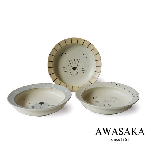 三入組兒童湯盤，以陶瓷製成，表面有細微斑點。其中一個湯盤繪有獅子臉，帶有鬃毛狀的黃色條紋。另兩個湯盤各繪有熊貓和兔子臉，邊緣飾有灰色或藍色圓點。