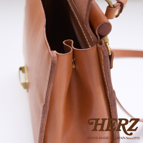 HERZ 職人手作皮革屋瓦風兩用單肩包，細節展現皮革質感與日本職人精神。