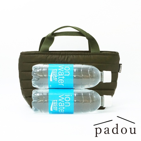 這是一個橄欖綠色的 PADOU Ecorip 空氣感防潑水托特包，包身採橫向縫線的蓬鬆設計，前方並排擺放兩瓶 Pocari Sweat 寶礦力水得礦泉水瓶作為比例參考，包包右側邊緣帶有 Ecorir 的黑色品牌標籤，下方標註品牌名稱 padou。